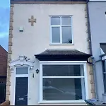 3 Bedroom Contractor House, 5 Min Walk To Pub