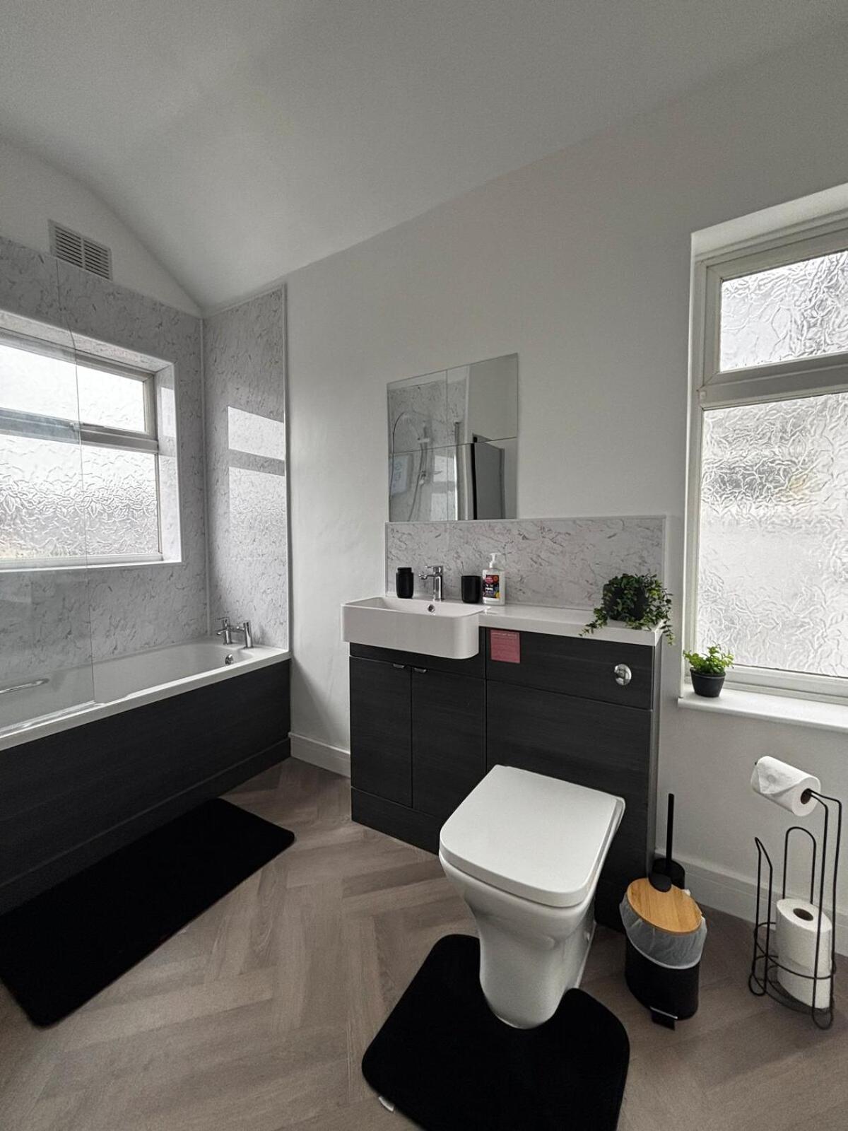3 Bedroom Contractor House, 5 Min Walk To Pub *