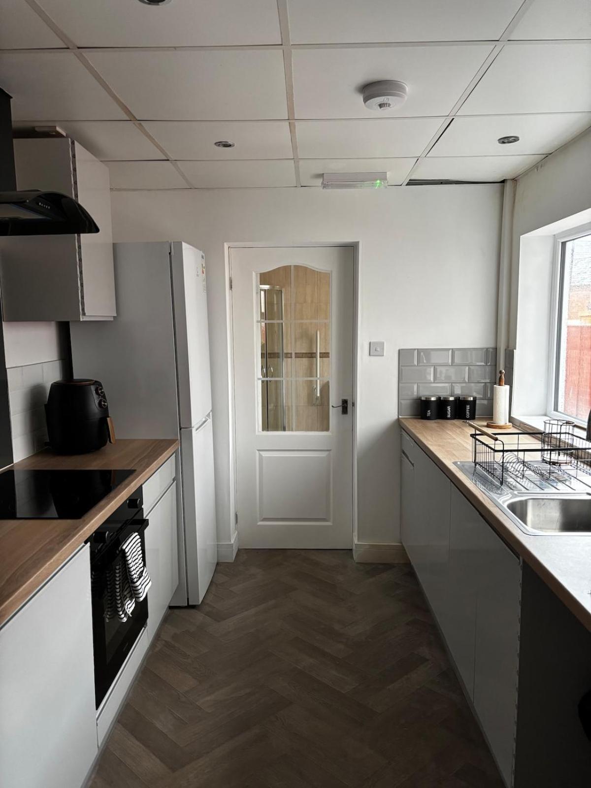 3 Bedroom Contractor House, 5 Min Walk To Pub